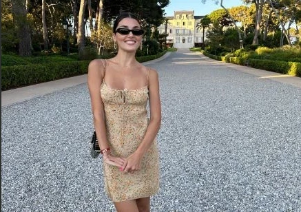 Звезда сериала «Постучись в мою дверь» Эрчел в коротком платье прогулялась с новым избранником