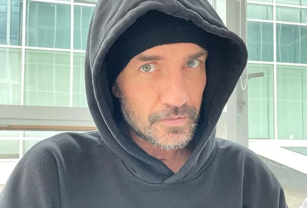 В Сети появилось видео с Романом Костомаровым за пределами больницы