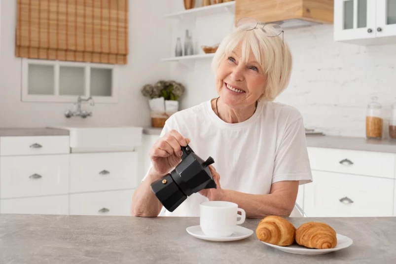 Назван дешевый чудо-напиток, повышающий работу мозга всем, кому 60+