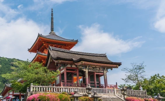 В Японии задержали 17-летнего туриста из Канады, выбившего свое имя на памятнике VIII века