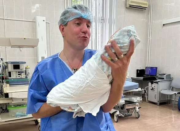 В Сети появилось первое фото Лены Катиной с малышом из роддома