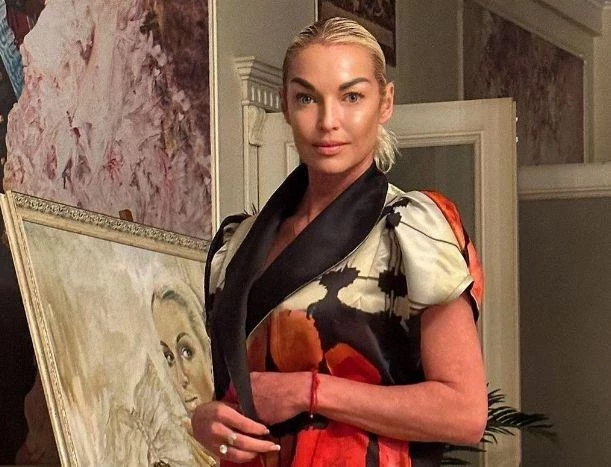 Анастасия Волочкова обвинила адвоката-колясочника в краже почти полумиллиона рублей