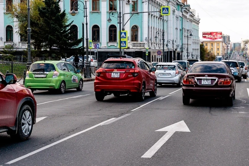 Авария блокирует дорогу в центре Владивостока – видео