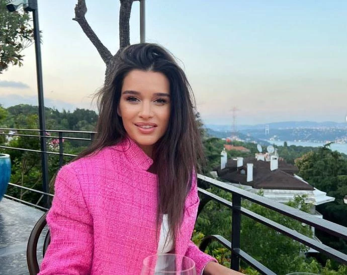 Ксению Бородину возмутил «дикий ор» детей у бассейна в Турции