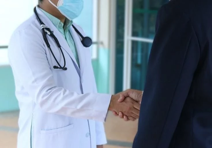 Онколог Шабаев предупредил о потере веса и болях в животе как о возможных симптомах рака кишечника