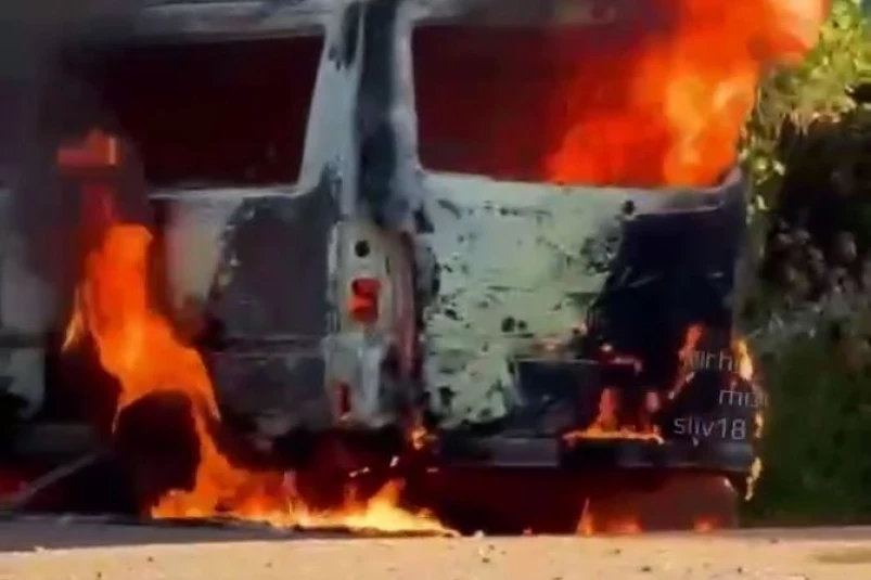 Мощный пожар вспыхнул прямо возле жилого дома