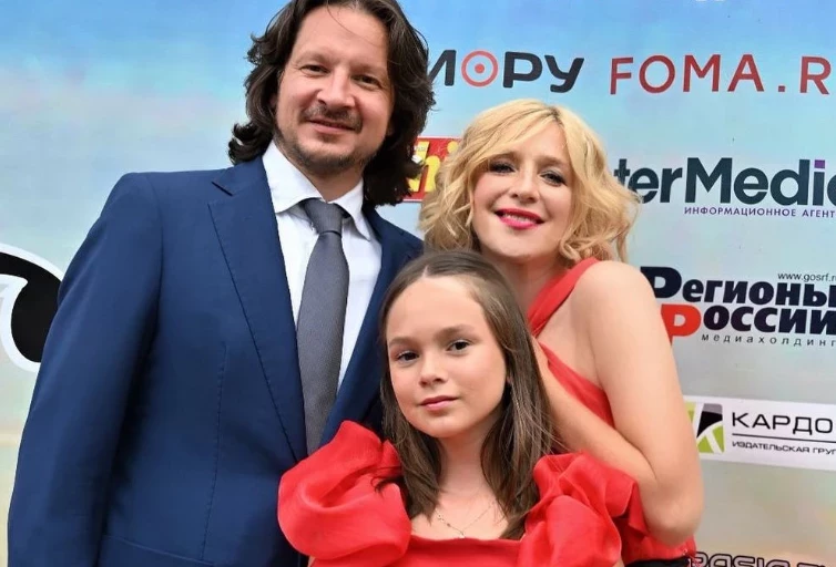 Звезды российского кино Панова, Гринева и Гусева вышли в свет со своими дочерями