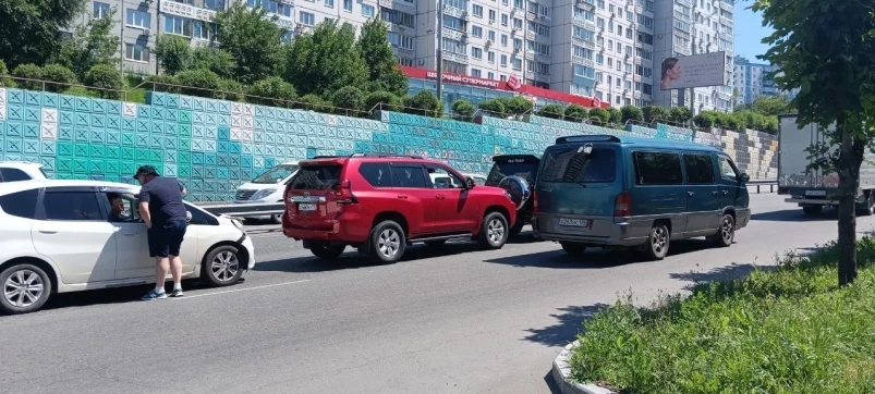 Массовое ДТП “паровозиком” блокирует дорогу во Владивостоке – фото