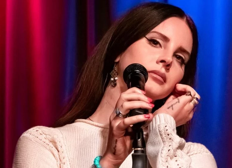 Певица Лана Дель Рей начала работать официанткой