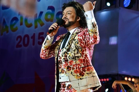 Филипп Киркоров поддержал хирурга Хайдарова на фоне скандала с кривой грудью певицы Славы