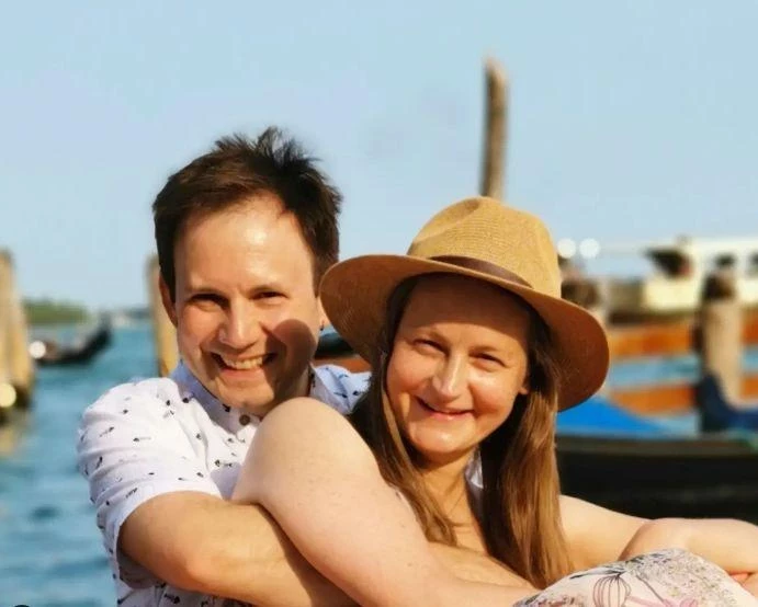 Актриса Яна Сексте опубликовала редкие фотографии с мужем и дочерью с разницей в 7 лет