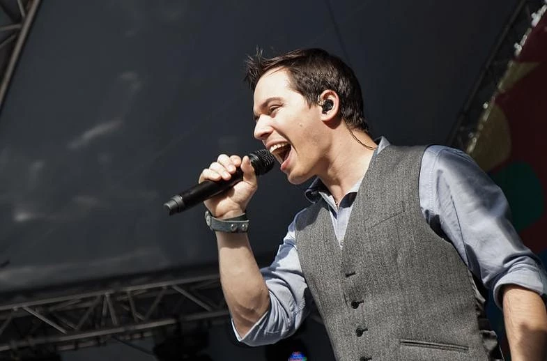 Родион Газманов заявил, что «молчунам» не удастся «усидеть на двух стульях»