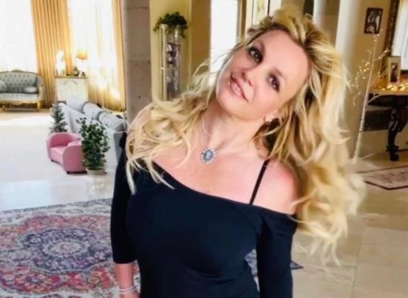 Бритни Спирс продемонстрировала откровенный купальник, прокатившись на лошади