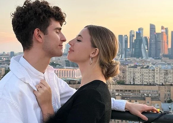 Анна Покров намекнула, что снимается в российской адаптации «Постучись в мою дверь»