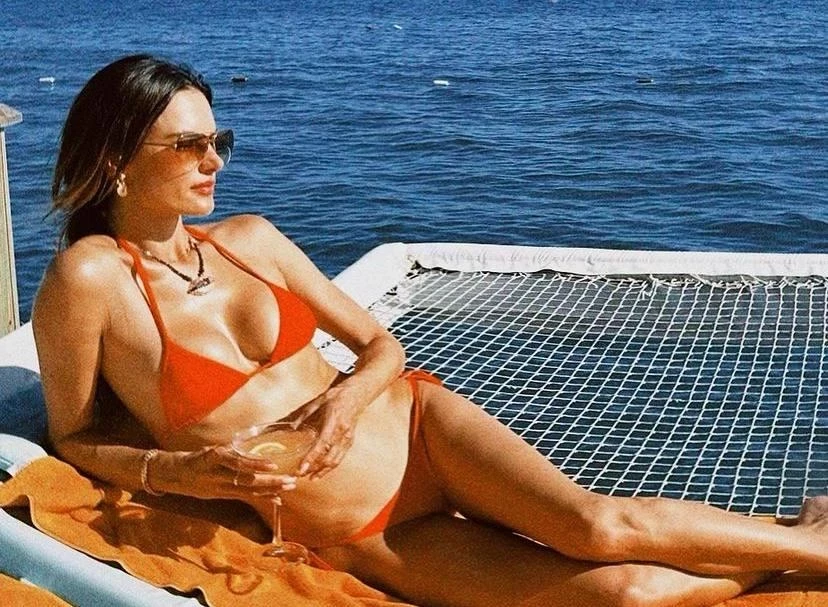 Модель Алессандра Амбросио опубликовала фото в купальнике