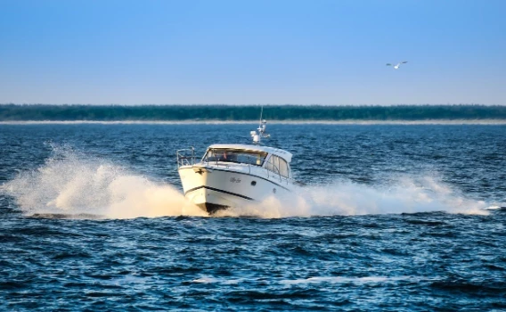 Британцу отрезало ногу из-за дочери, перепутавшей передачи на моторной лодке