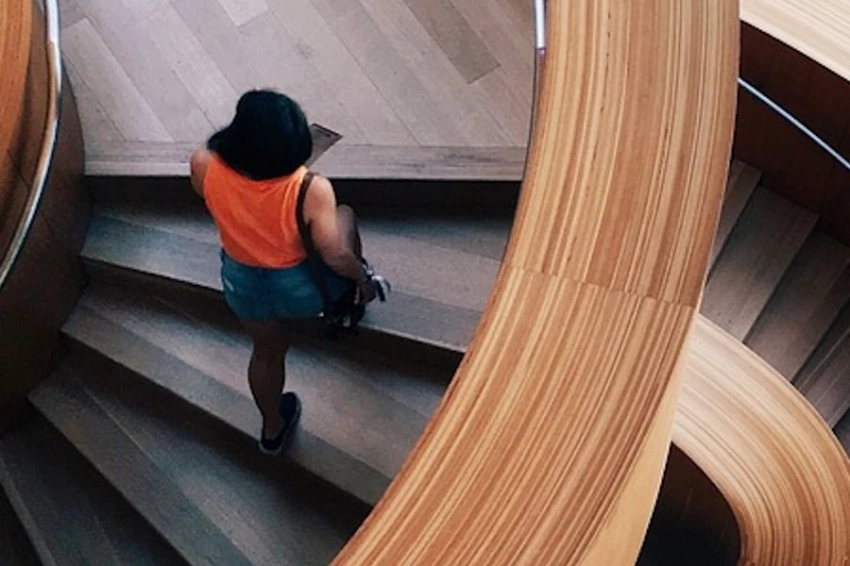 PLOS One: Отчего молодые женщины чаще остальных падают на лестницах