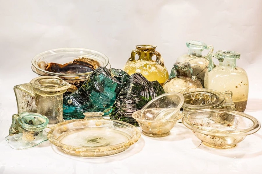 Подводные археологи обнаружили затонувший корабль с грузом римского стекла