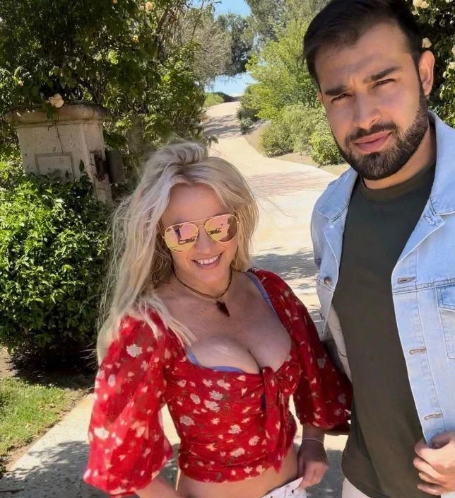 Близкие Бритни Спирс переживают, что она «уйдет в загул» после развода с Асгари