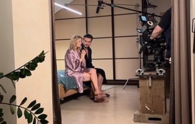 Юлия Проскурякова засветилась в постели с другим мужчиной в шелковом халатике