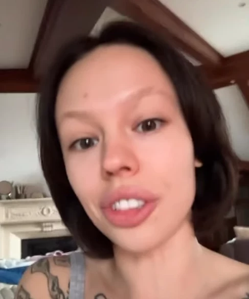 Инстасамка показала лицо без макияжа