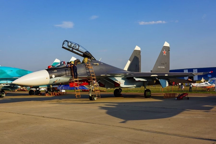 МО РФ: российский Су-30 уничтожил катер ВСУ у газодобывающих установок в Черном море