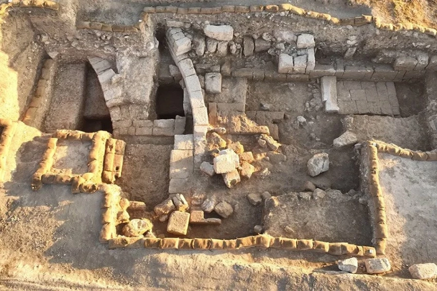 Кроваво-красные стены римского амфитеатра обнаружены возле «Армагедона» в Израиле