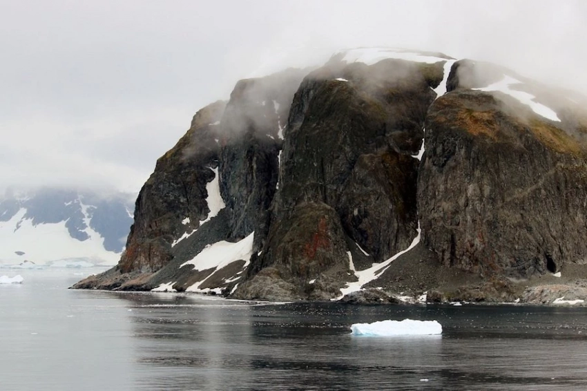 Дыра в озоновом слое над Антарктидой в этом году появилась очень рано