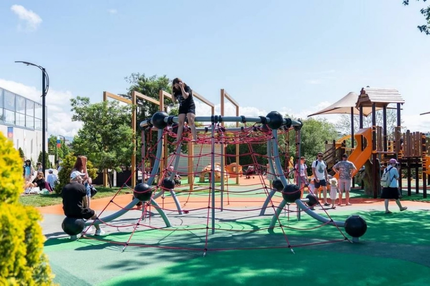 Мэр Копайгородский: «Этим летом на сочинских пляжах стало на несколько десятков больше детских и спортплощадок»