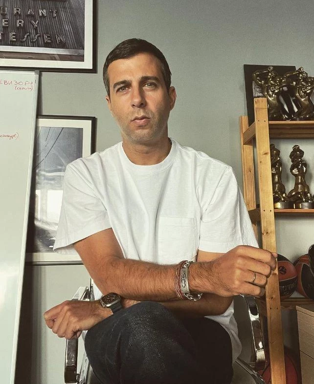 Иван Ургант сбрил бороду и помолодел на 15 лет во время поездки в Санкт-Петербург