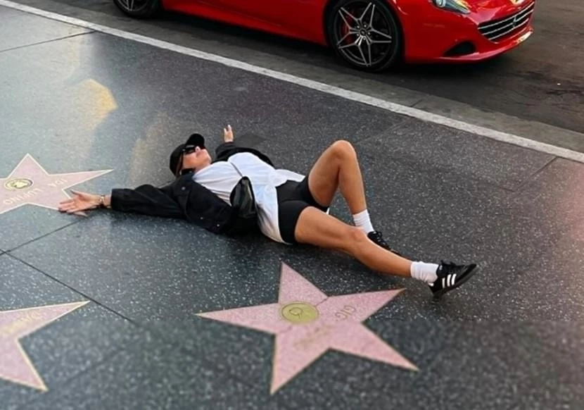 Виктория Боня поделилась редким снимком с медитации на Аллее славы