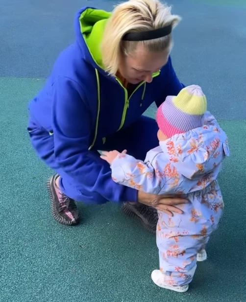 Похоронившая мужа Наталья Рагозина показала первые шаги годовалой дочери