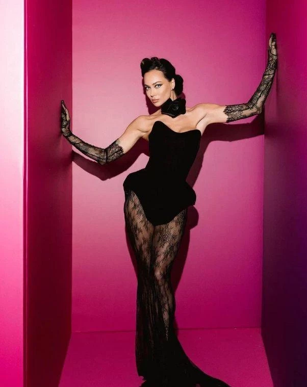 Настасья Самбурская назвала 40-летних россиян «дедами и бабками»