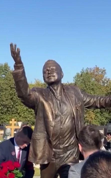 На Троекуровском кладбище установили памятник Борису Моисееву