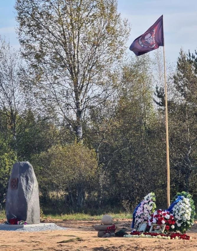 На месте крушения самолета Евгения Пригожина появился памятник