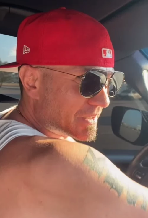 Переживший ампутацию конечностей Роман Костомаров сел за руль