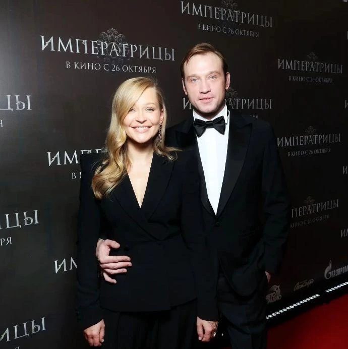 Юлия Пересильд и Михаил Тройник нежно держались за руки на премьере фильма «Императрицы»