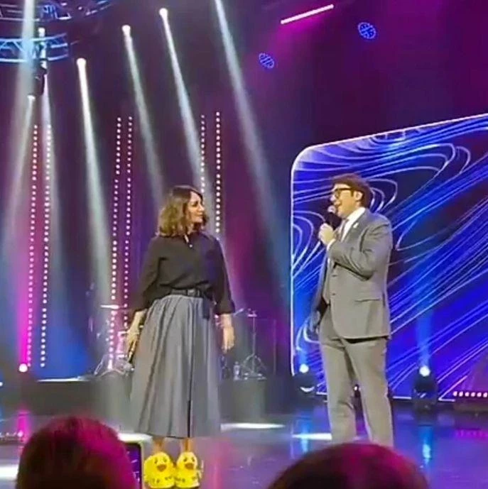 Варнава продемонстрировала публике округлившиеся формы на премии E1 в Екатеринбурге