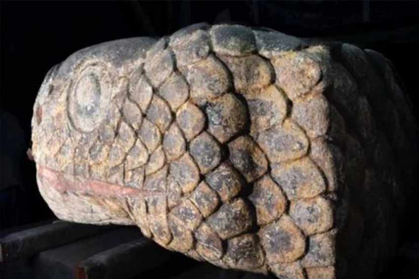 Яркая голова змеи времен ацтеков обнаружена в Мехико