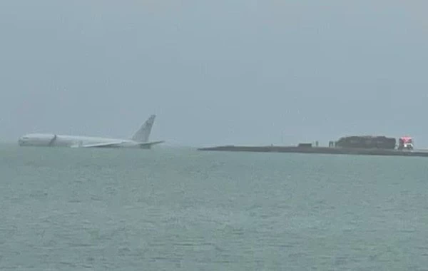 На Гавайях американский военный самолёт P-8 Poseidon выкатился за пределы аэродрома и упал в океан 