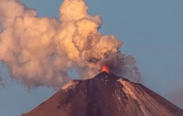 Ключевской вулкан на Камчатке выбросил пепел на высоту 14 километров 