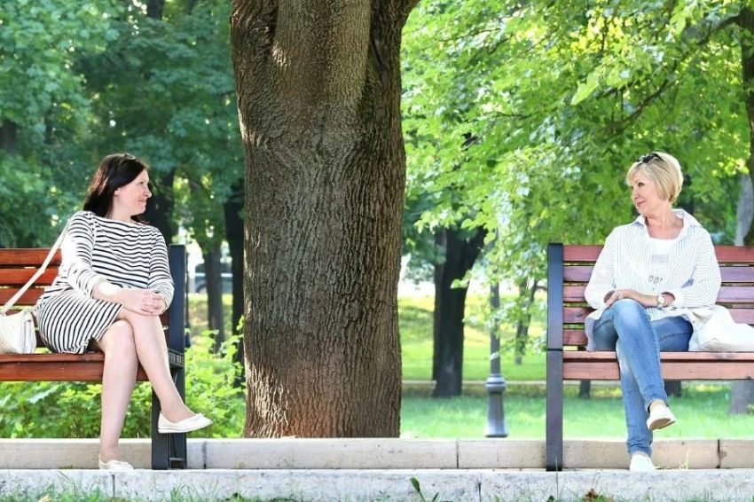 Постоянное общение оказалось эффективным способом профилактики деменции