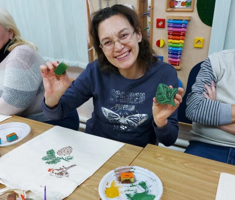 В Удмуртской республиканской библиотеке для слепых, прошли мастер-классы по «Набойки по ткани», организованные мастерской «Дома слепоглухих» в Пучково