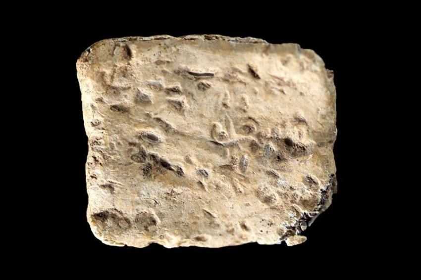 Эксперты утверждают, что 3000-летняя «табличка с проклятиями» может быть рыболовным грузом без надписи