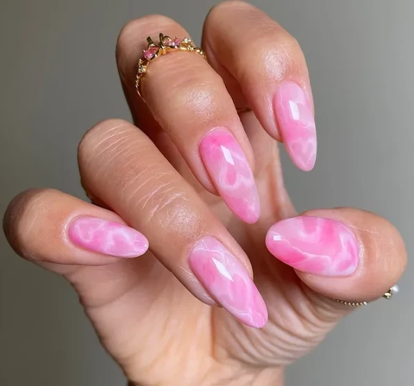 Универсальный выбор: 5 волшебных идей маникюра в нежно-розовом цвете