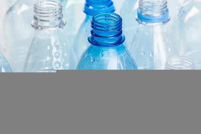 В Англии мужчина, выбравшись со съемной квартиры, оставил после себя 200 бутылок с мочой