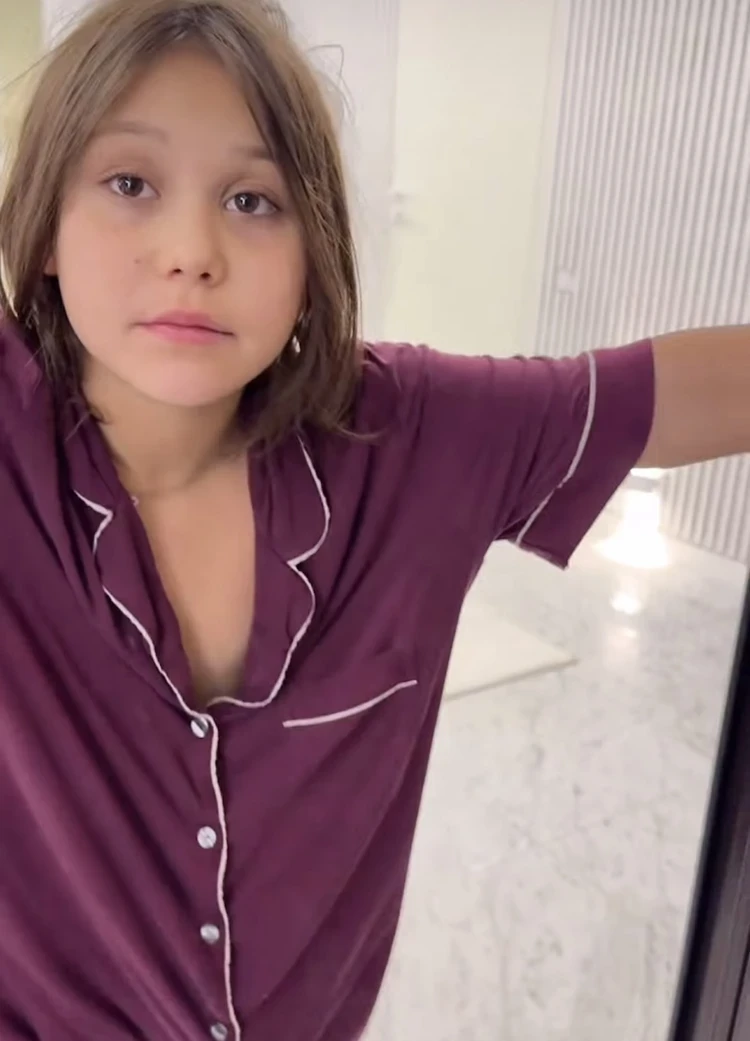 Самойлова показала, как делает массаж козе в подтяжках, пока ее дети лежат с температурой