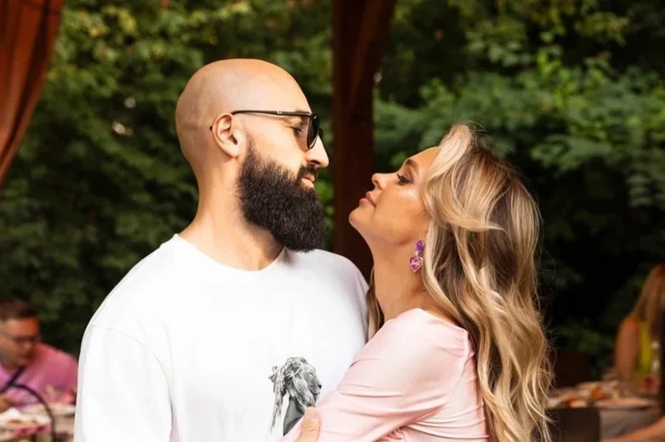 Анна Хилькевич «подрезала» мужа на парковке, а T-killah купил свидание с женой: удивительные знакомства российских звезд