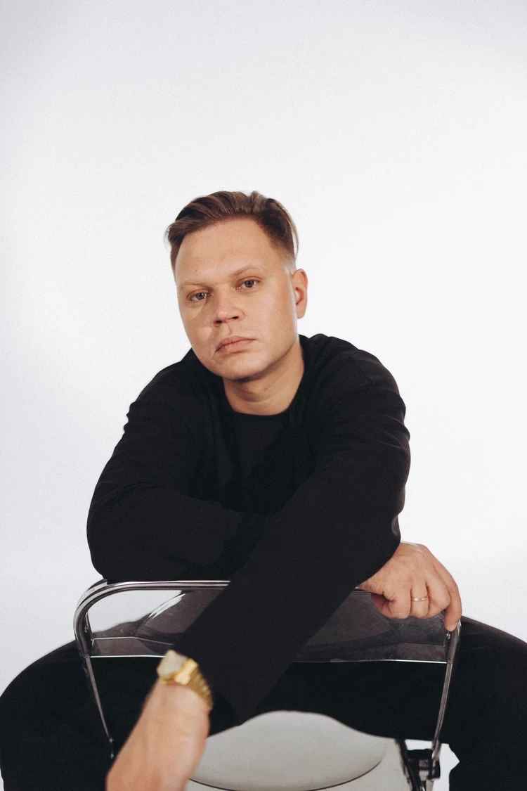 Через Дубай и Сибирь, прямиком в чарты: исполнитель хита «Поезда» Женя Трофимов рассказал о популярности, путешествиях и запретных подарках