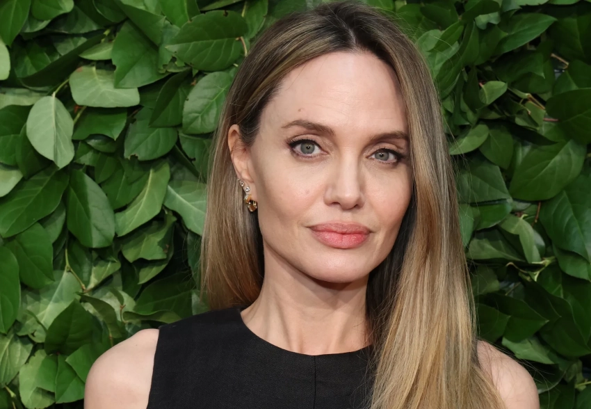 Анджелина Джоли рассказала, как она с мамой смотрела по телевизору, как её отец "получает "Оскар" с другой женщиной"